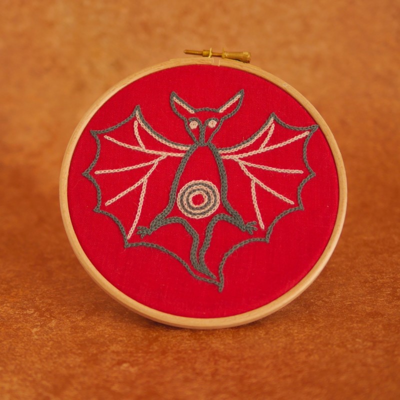 La chauve-souris : Kit de broderie médiévale pour débutant La chauve-souris : Kit de broderie médiévale pour débutant