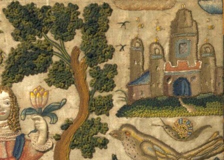 Détail d'une broderie du 17e siècle. on voit une cité brodée avec de la végétation à son pied, un arbre à côté. Des animaux et un bout de visage.