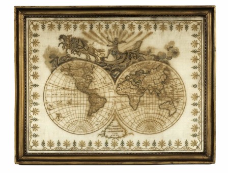 Mappemonde brodée avec les 2 globes côte à côte. Au dessus, Apollon sur son char, au dessous un cartouche avec le texte « Présenté à sa majesté l'impératrice ».