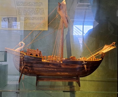 Maquette de bateau en bois. Avec 2 mats.