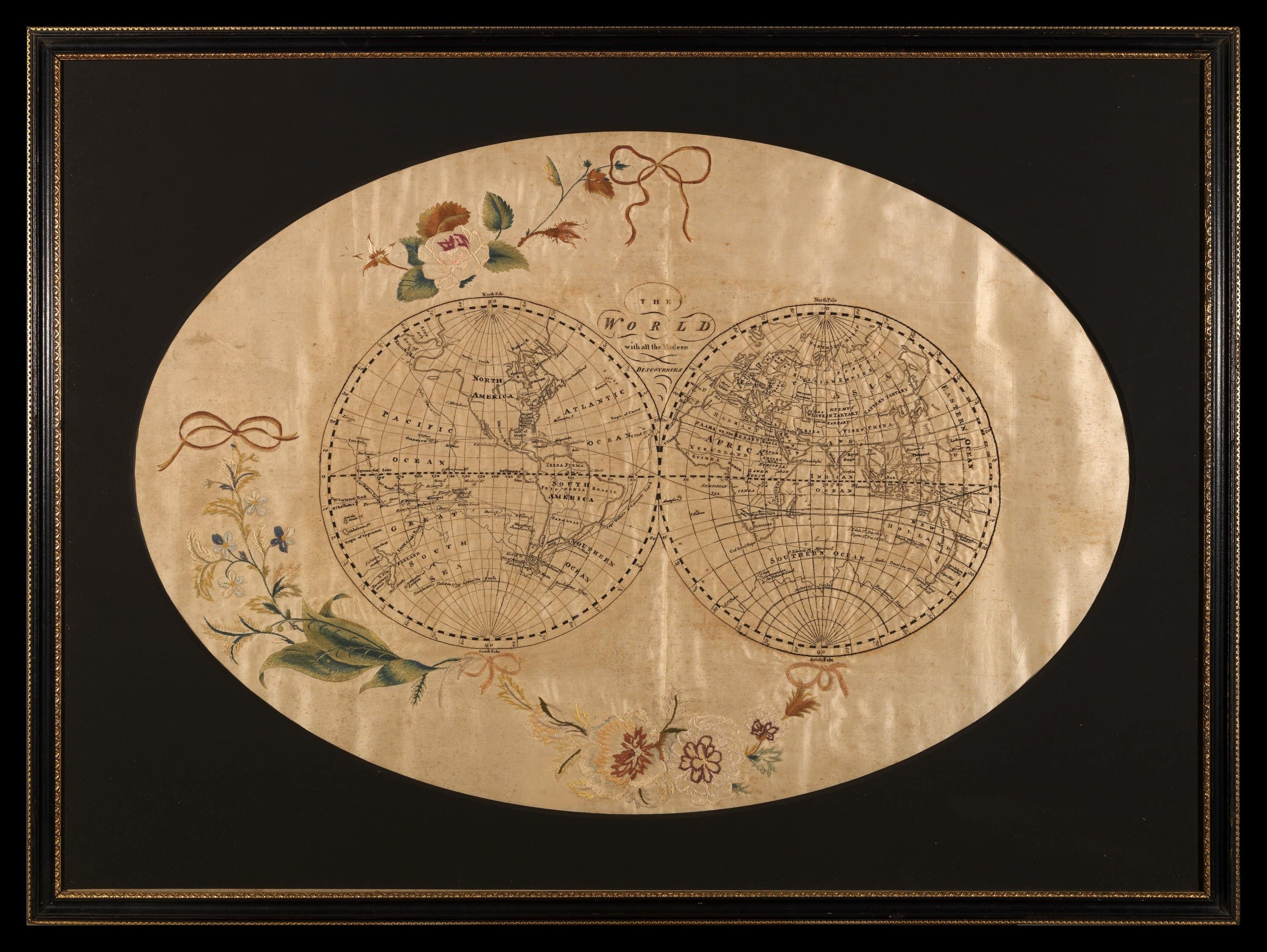 Double planisphère brodé avec des Fleurs décoratives autour. Au centre le texte : &amp;quot;THE WORLD with all the Modern DISCOVERIES".