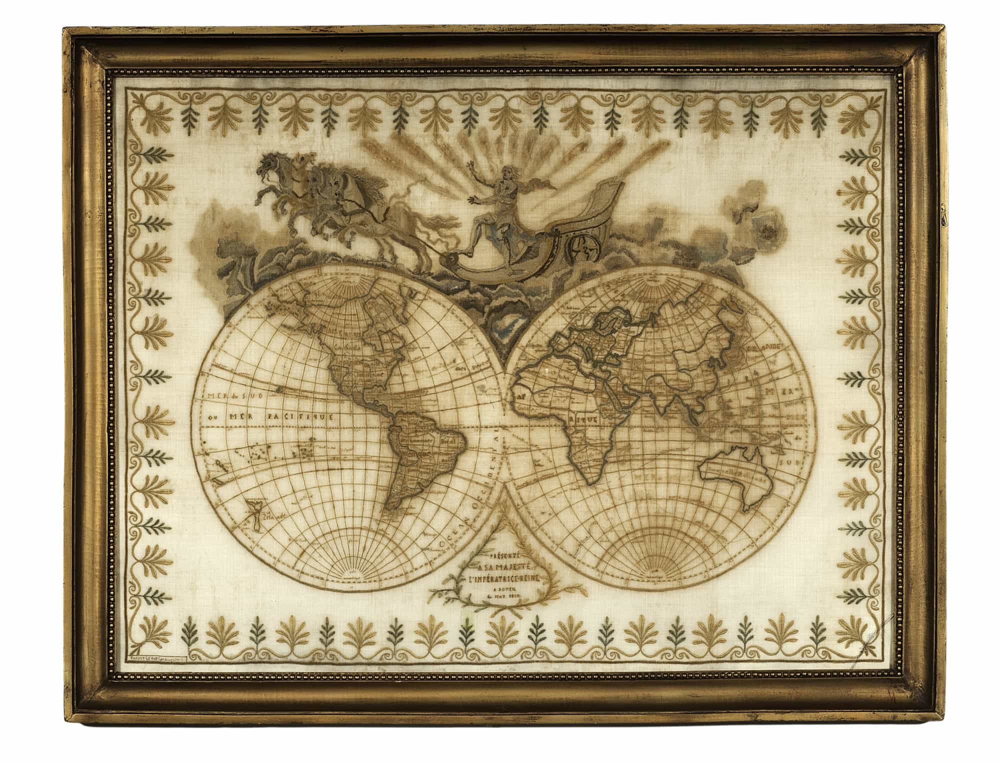 Mappemonde brodée avec les 2 globes côte à côte. Au dessus, Apollon sur son char, au dessous un cartouche avec le texte « Présenté à sa majesté l'impératrice ».