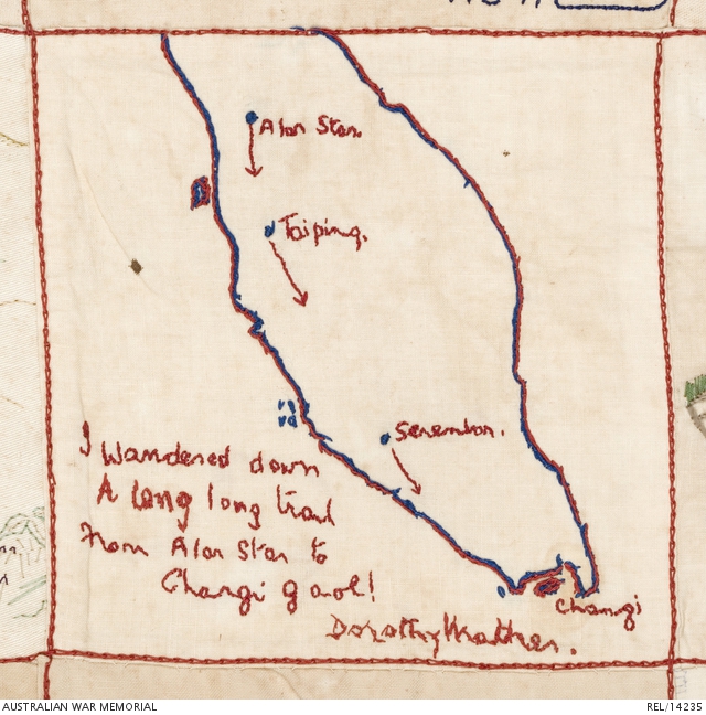 Carré brodé naïvement en bleu et rouge. Une carte de la Malaisie avec différentes villes dont Alar Star et Changi. Un texte brodé en anglais : « J'ai parcouru un long, très long chemin depuis Alar Star jusqu'à la prison de Changi. Dorothy Mather ».