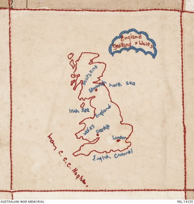 Carte de l'Angleterre brodée en rouge avec les inscriptions des lieus brodées en bleu clair. En haut à droite, nuage bleu avec les mots « England Scotland &amp;amp;amp; Wales » brodés en rouge. Signature « Mary C.C.C.Hughes » brodée en rouge.