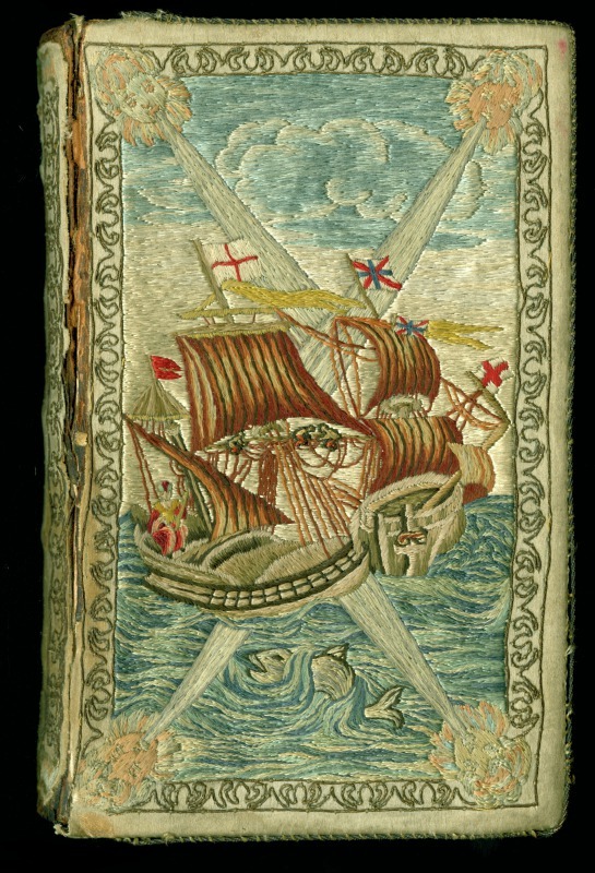 Couverture de livre brodée : 2 bateaux à voile sur la mer, un poisson dans l'eau, aux 4 coins les vents soufflent.