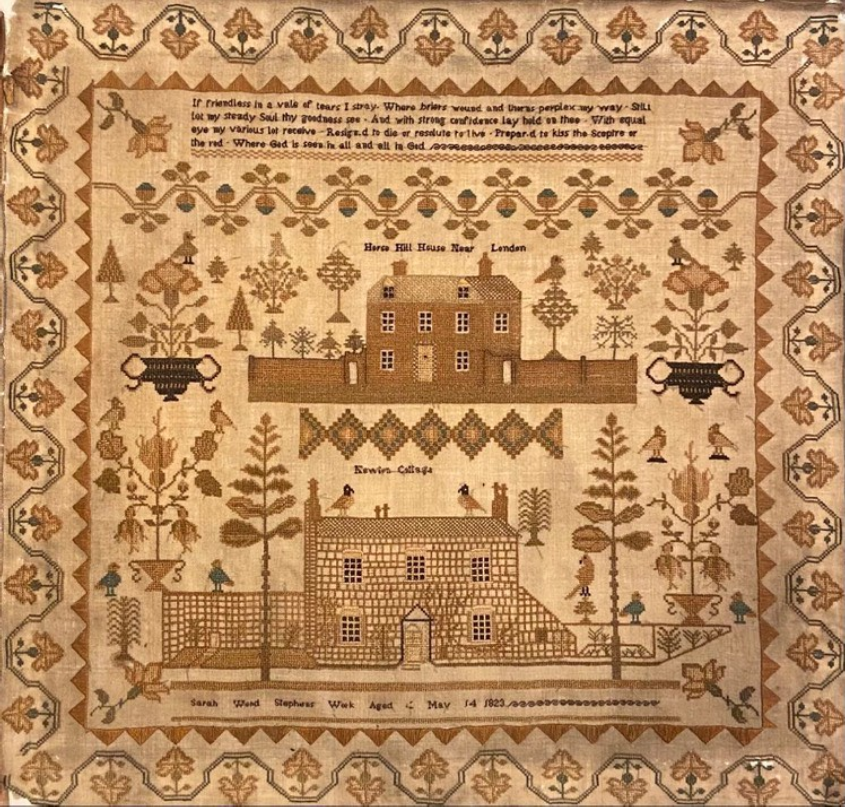 Broderie colorée avec une dominante brune, il y a une frise tout autour, et au centre, un verset, en dessous 2 maisons et des végétaux et des animaux tout autour. En bas, une signature et une date.