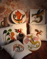 Photo de 7 broderies dans un style médiéval avec des dragons colorés, rouge, vert, jaune