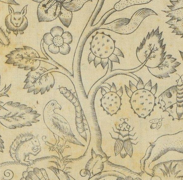 Détail d'une toile imprimée à l'encre noire. On voit un arbre avec des feuilles et des fleurs, et des animaux de toutes sortes autour. Des hachures sont imprimées.