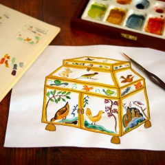 Croquis d'un coffret coloré à l'aquarelle. Sur le coffret : un décors avec des poules