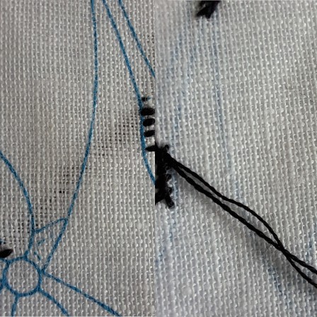 Imagine coupée en 2 : à gauche l'endroit d'une broderie, à droite l'envers. Sur l'envers il y a un fil libre sur une zone non brodée et on le voit par transparence sur l'endroit.