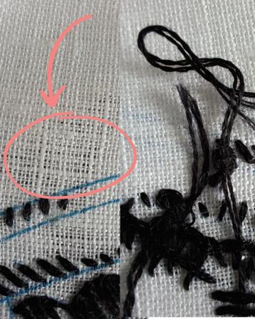 Montage photo : à gauche l'envers de la broderie et à droite l'endroit. On voit qu'un nœud de fil s'est formé sur l'envers et sur l'endroit, on distingue une ombre par la transparence du tissu.