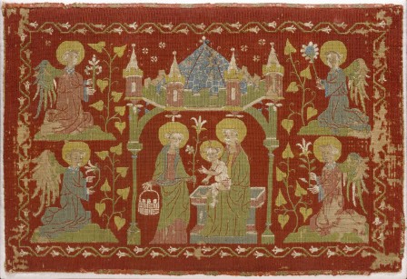 panneau brodé au point de croix. Le fond est brodé en rouge. au centre, sous un dais, une vierge à l'enfant, autour plusieurs anges