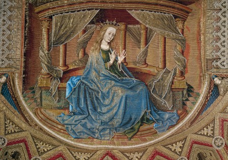 Détail de broderie. La vierge vêtue d'un manteau bleu assise sur un blanc entouré de colonnades et de rideaux.