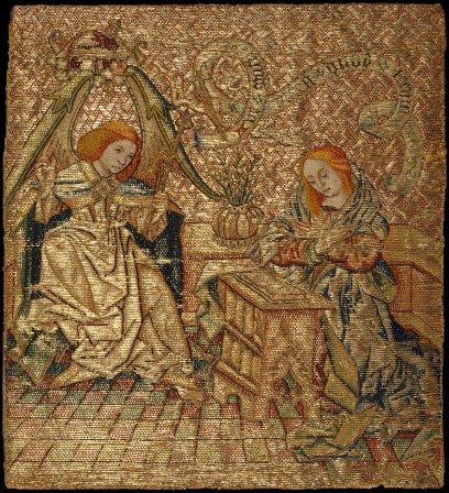 Broderie médiévale réalisée au fil d'or partiellement recouvert de soie colorées. Dans un intérieur domestique, la Vierge Marie s'agenouille devant un prie-Dieu sur lequel repose son livre de prières. L'archange Gabriel, à gauche, la salue avec l'annonce évangélique de la naissance prochaine de Jésus.