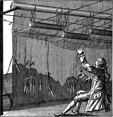 gravure ancienne représentant un homme en train de tisser une tapisserie. Les fils de chaîne sont tendus verticalement. Le bas de la tapisserie est tissé et on voit plusieurs navettes suspendue au tissage