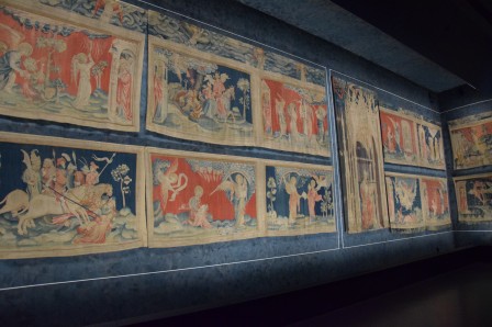Plusieurs panneaux de la tapisserie de l'apocalypse