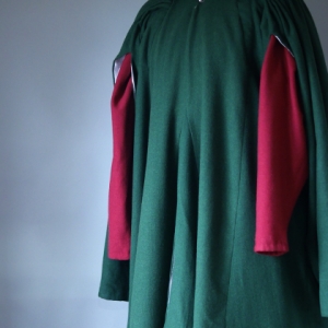 Manteau à plis en laine XIIIe siècle.